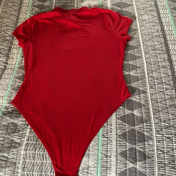 FashionNova  Don’t Think You Can Do Better Keyhole Bodysuit - Picture 2 of 5